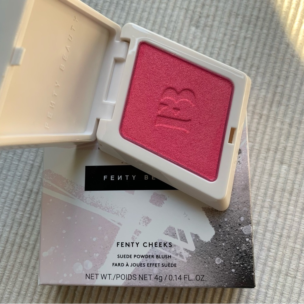 FENTY CHEEKS SUEDE POWDER BLUSH
Bubbleband$ - shimmering hot pink